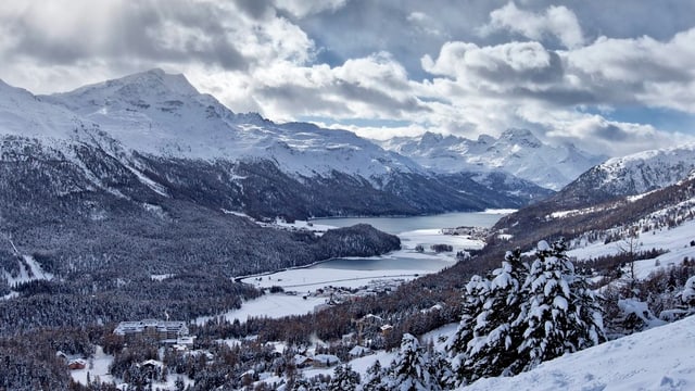 Oberengadiner Seen, links und rechts verschneite Berge Oberengadiner Seen, links und rechts verschneite Berge