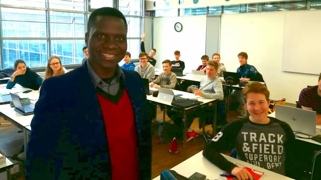 Kashon steht im Klassenzimmer. Kashon steht im Klassenzimmer.