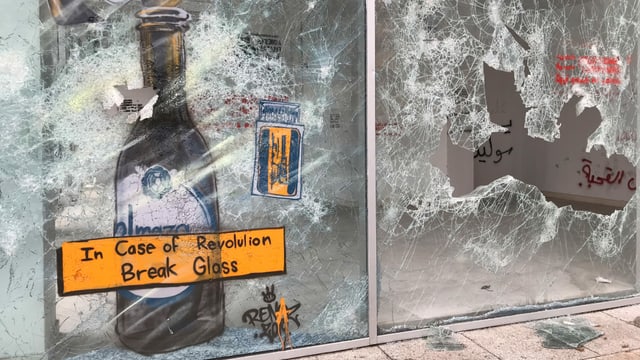 Zerstörtes Geschäft im Stadtzentrum Beiruts: seit fast drei Monaten sind die Proteste gegen die Regierung mehrheitlich friedlich. Zu Gewalt kommt es vor allem bei Zusammenstössen von Anhängern der Hisbollah- und Amal-Milizen und den Demonstranten. Zerstörtes Geschäft im Stadtzentrum Beiruts: seit fast drei Monaten sind die Proteste gegen die Regierung mehrheitlich friedlich. Zu Gewalt kommt es vor allem bei Zusammenstössen von Anhängern der Hisbollah- und Amal-Milizen und den Demonstranten.
