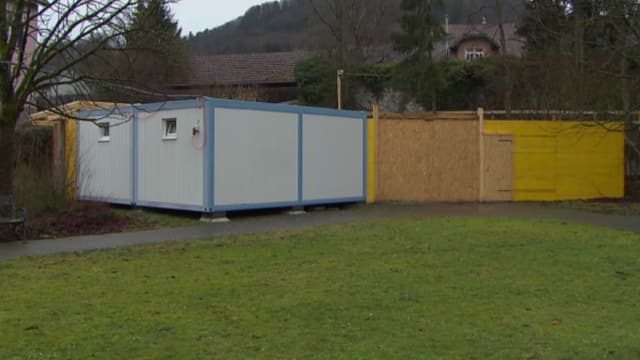 Mehrere Baucontainer nebeneinander Mehrere Baucontainer nebeneinander
