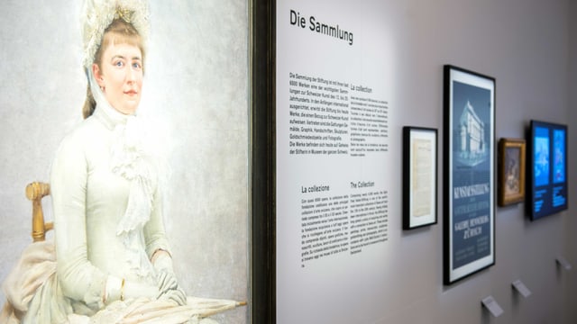 Blick in eine Ausstellung: auf der Wand hängen Bilder und Gemälde. Blick in eine Ausstellung: auf der Wand hängen Bilder und Gemälde.
