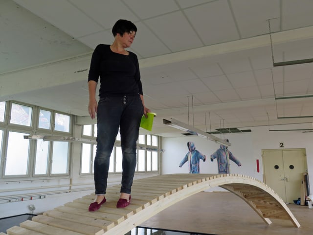Anita Zimmermann in einem der Austellungsräume Anita Zimmermann in einem der Austellungsräume