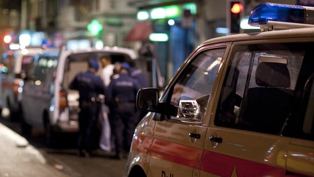 Die Polizei kontrolliert an der Zürcher Langstrasse verdächtige Personen. Die Polizei kontrolliert an der Zürcher Langstrasse verdächtige Personen.