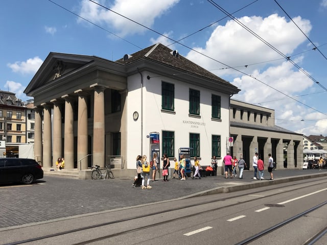 Ein weisses Haus mit Säulen. Ein weisses Haus mit Säulen.