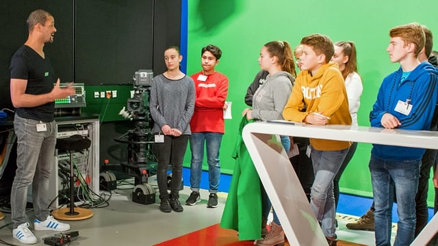 SRF bietet spezielle Führungen für Schuklassen an. SRF bietet spezielle Führungen für Schuklassen an.