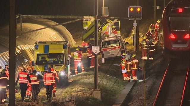 Zahlreiche Rettungskräfte neben einem Zug Zahlreiche Rettungskräfte neben einem Zug