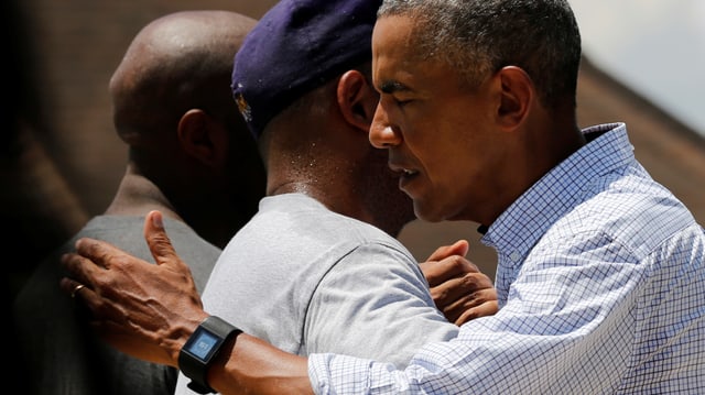 Obama umarmt Mann Obama umarmt Mann