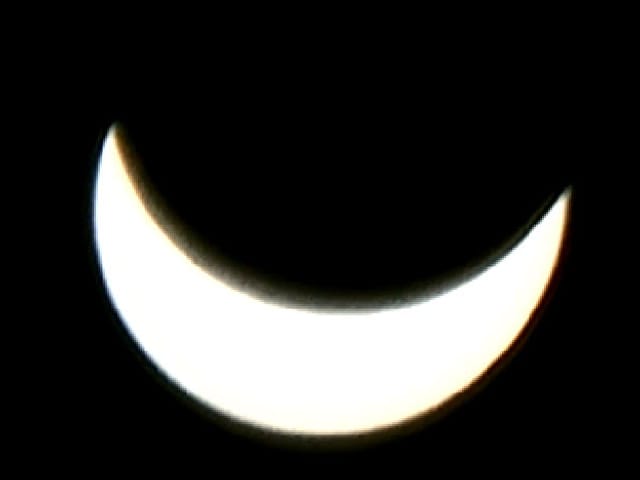 Mond schiebt sich vor die Sonne. Sonne nur noch als Sichel sichtbar.