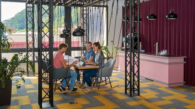Ein hängender Tisch und hängende Stühle für Sitzungen. Ein hängender Tisch und hängende Stühle für Sitzungen.