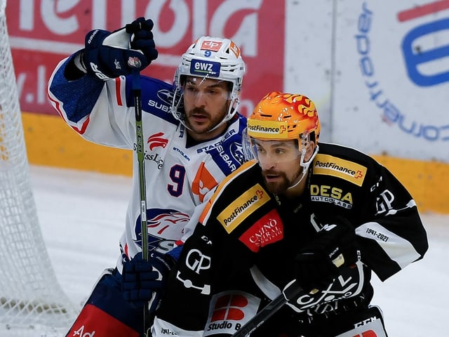 Luganos Marc Arcobello (rechts) und ZSC-Stürmer Garret Roe. Luganos Marc Arcobello (rechts) und ZSC-Stürmer Garret Roe.