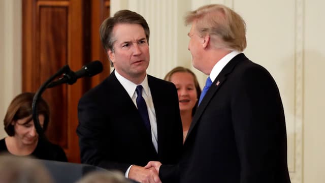 Donald Trump schüttelt Brett Kavanaugh die Hand Donald Trump schüttelt Brett Kavanaugh die Hand