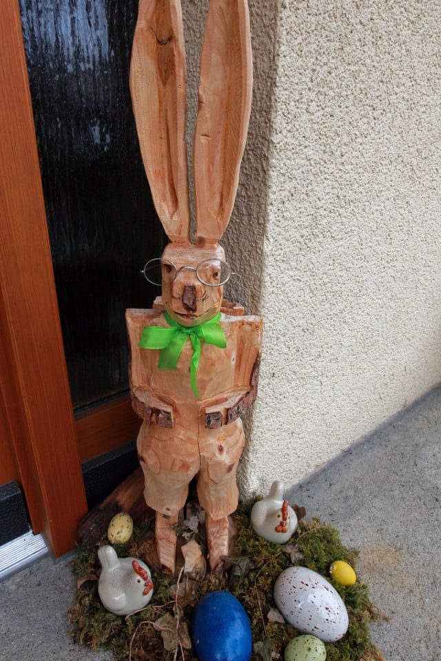 Hase mit Brille aus Holz geschnitzt.