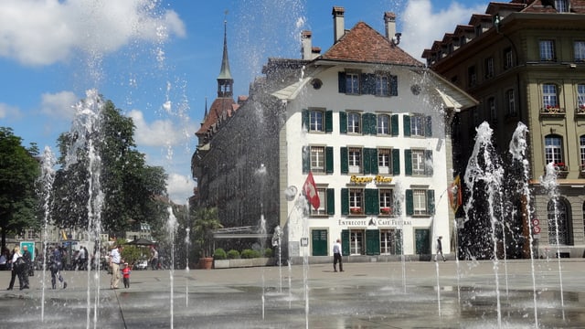 Die Springbrunnen auf dem Bundesplatz sorgen für Abkühlung. Die Springbrunnen auf dem Bundesplatz sorgen für Abkühlung.