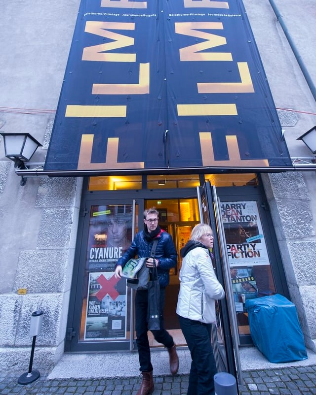 Besucher der Solothurner Filmtage vor einem Kino-Eingang. Besucher der Solothurner Filmtage vor einem Kino-Eingang.