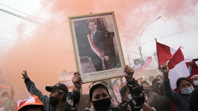 Die Anhänger von Keiko Fujimori verehren auch ihren Vater, Alberto Fujimori. Er sitzt eine lange Haftstrafe wegen Korruption ab. Die Anhänger von Keiko Fujimori verehren auch ihren Vater, Alberto Fujimori. Er sitzt eine lange Haftstrafe wegen Korruption ab.