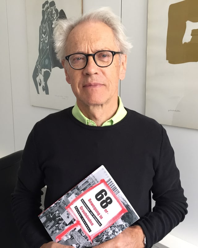 Portrait eines Mannes mit Buch in der Hand Portrait eines Mannes mit Buch in der Hand