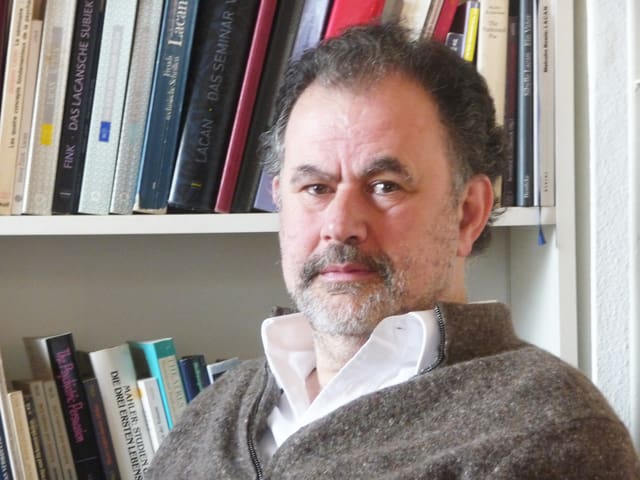Daniel Strassberg vor einem Bücherregal. Daniel Strassberg vor einem Bücherregal.