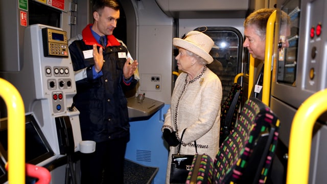 Die Queen lässt sich den Führerstand erklären. Die Queen lässt sich den Führerstand erklären.