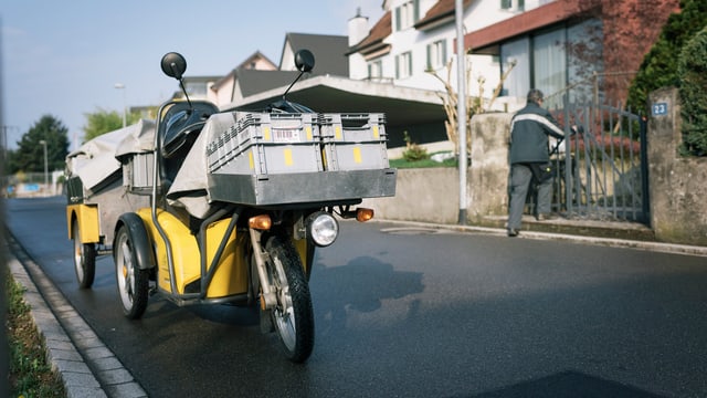 Pöstler verteilt Briefe Pöstler verteilt Briefe