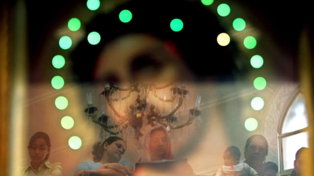 Kopten hinter einer sich reflektierenden Glasscheibe. Kopten hinter einer sich reflektierenden Glasscheibe.