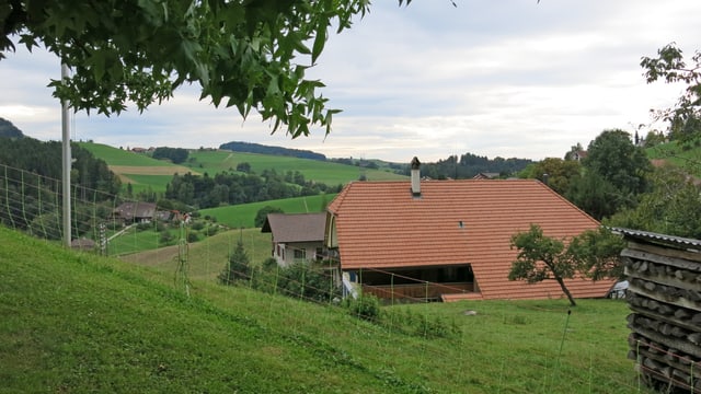 Bauernhaus und Hügel in Oberscherli Bauernhaus und Hügel in Oberscherli