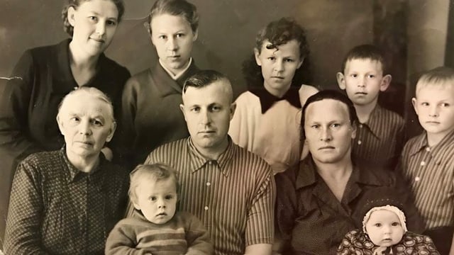 Das Schwarzweiss-Foto einer vielköpfigen Familie. Das Schwarzweiss-Foto einer vielköpfigen Familie.