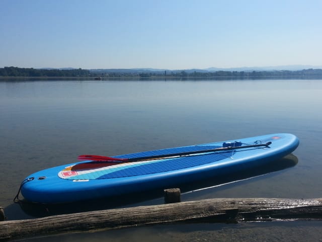 Ein Stand-Up-Paddel Board im Wasser. Ein Stand-Up-Paddel Board im Wasser.