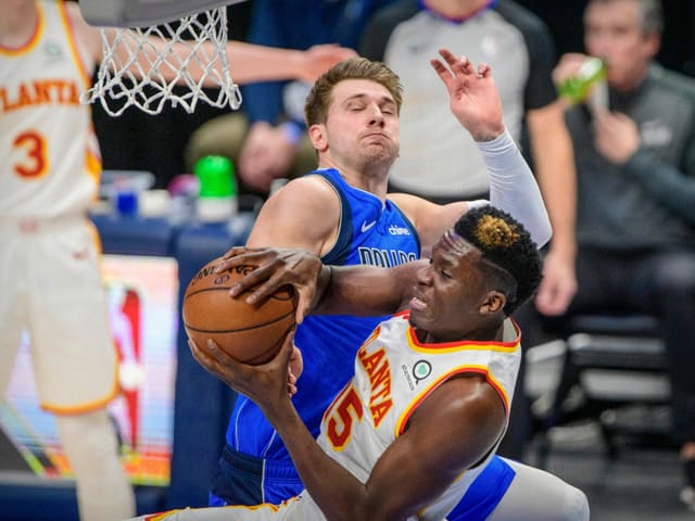Clint Capela behauptet unter dem Korb einen Ball gegen Luka Doncic. Clint Capela behauptet unter dem Korb einen Ball gegen Luka Doncic.