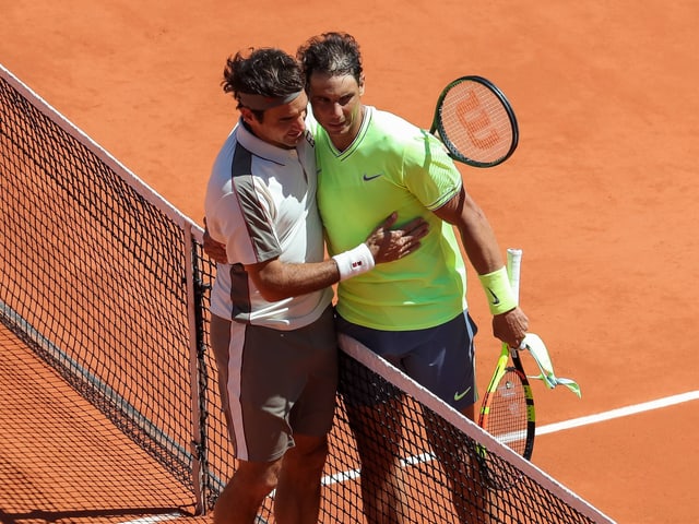Roger Federer gratuliert Rafael Nadal nach dessen 6:3, 6:4, 6:2-Sieg. Roger Federer gratuliert Rafael Nadal nach dessen 6:3, 6:4, 6:2-Sieg.