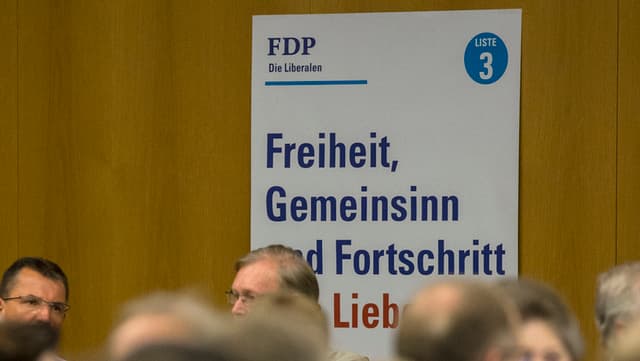 An einer Wand hängt ein Wahlplakat der FDP An einer Wand hängt ein Wahlplakat der FDP