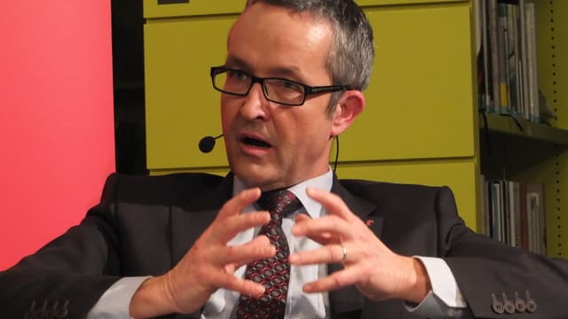 Thomas Weber mit den Händen gestikulierend. Thomas Weber mit den Händen gestikulierend.