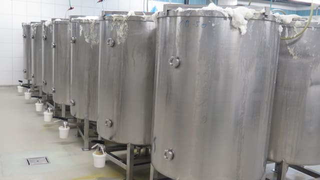 Stahltanks mit Gärprozess im Innern Stahltanks mit Gärprozess im Innern