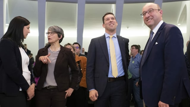 Vier Kandidaten stehen neben einander Vier Kandidaten stehen neben einander
