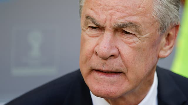 Vor dem Achtelfinal mit der Schweiz ereilte Ottmar Hitzfeld die schmerzliche Nachricht. Vor dem Achtelfinal mit der Schweiz ereilte Ottmar Hitzfeld die schmerzliche Nachricht.