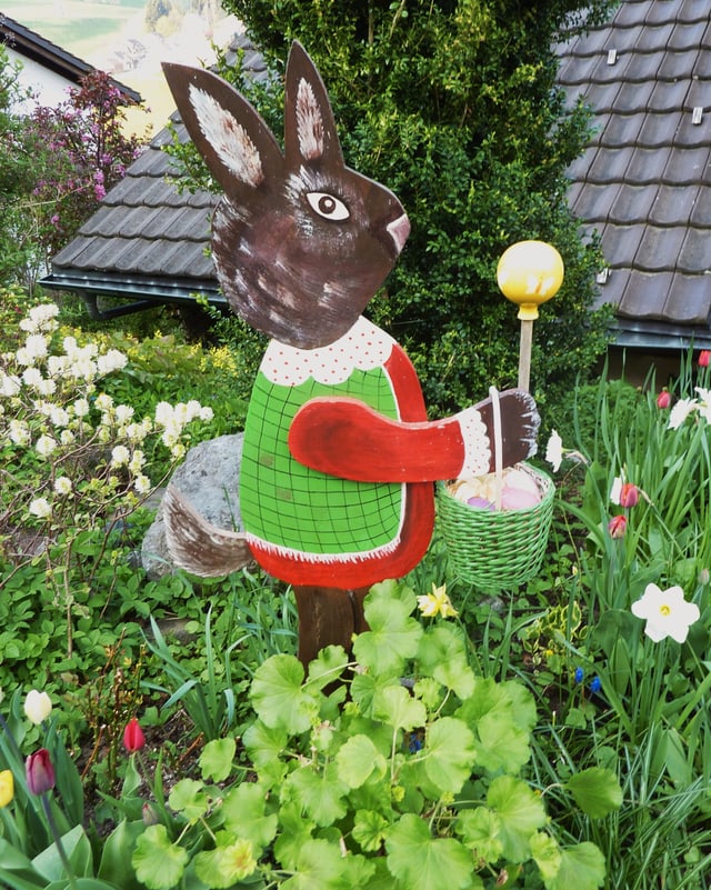 Ein angemalter Hase aus Holz.
