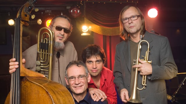 Vier Jazz-Musiker posieren auf einer Bühne. Vier Jazz-Musiker posieren auf einer Bühne.