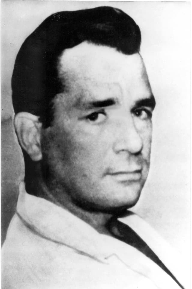 Jack Kerouac, Porträtbild, in weissem Sacko ohne Hemd. Jack Kerouac, Porträtbild, in weissem Sacko ohne Hemd.
