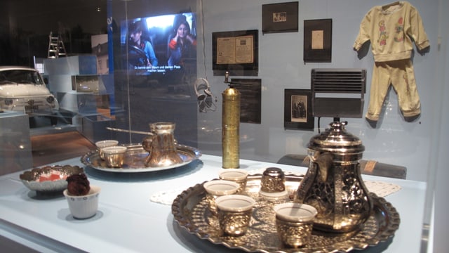 Ausstellungsvitrine mit türkischem Geschirr darin. Ausstellungsvitrine mit türkischem Geschirr darin.