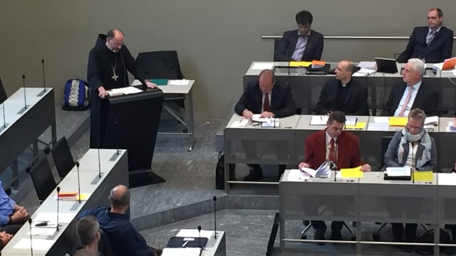 l'avat da la claustra Uznach ha tegni in referat a la sesida dal Corpus catholicum. l'avat da la claustra Uznach ha tegni in referat a la sesida dal Corpus catholicum.