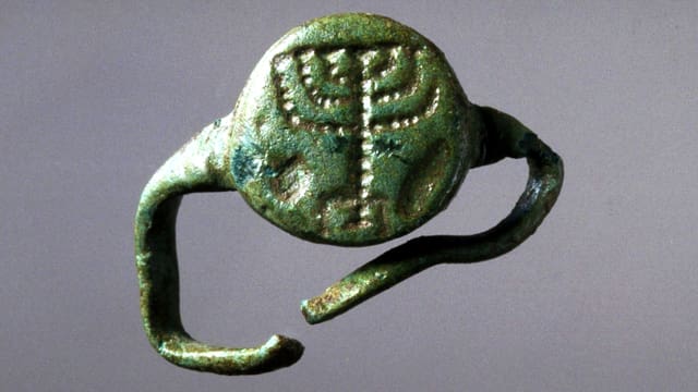 Bronzener Fingerring mit siebenarmigem Leuchter. Bronzener Fingerring mit siebenarmigem Leuchter.