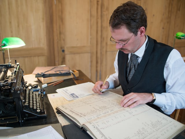 Buchhalter Thalmann im Fabrikbüro mit Buch, Schreibmaschine, Tinte und Feder auf Tisch Buchhalter Thalmann im Fabrikbüro mit Buch, Schreibmaschine, Tinte und Feder auf Tisch