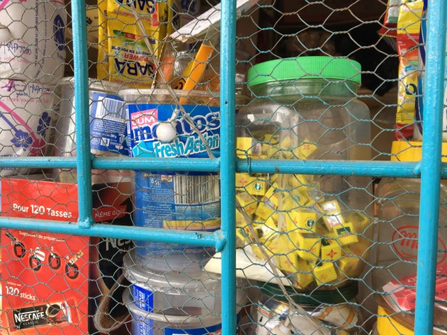 Wie Kaugummi kann man in West- und Zentralafrika auch an jedem Kiosk Maggiwürfel kaufen. Wie Kaugummi kann man in West- und Zentralafrika auch an jedem Kiosk Maggiwürfel kaufen.