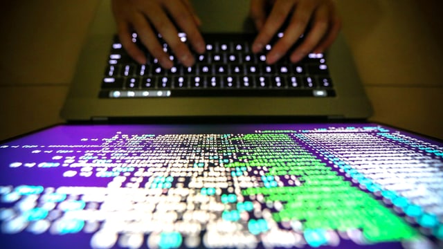 Vogelsicht auf ein Keyboard und einen Bildschirm mit bunten Farben. Vogelsicht auf ein Keyboard und einen Bildschirm mit bunten Farben.