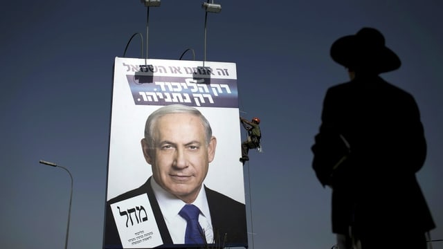 Orthodoxer Jude vor Netanjahu-Wahlplakat Orthodoxer Jude vor Netanjahu-Wahlplakat