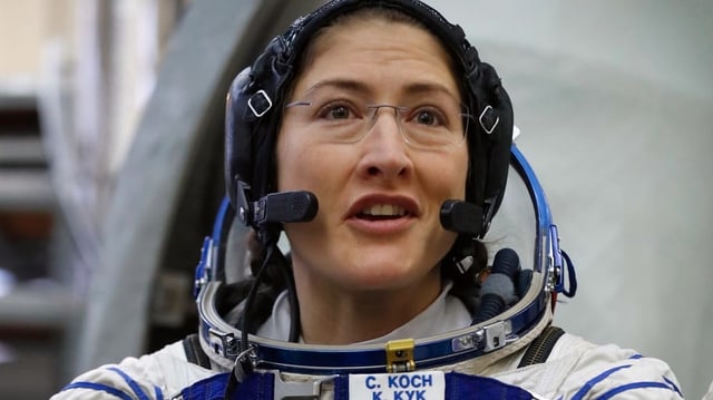 Christina Koch in der Astronautenuniform. Christina Koch in der Astronautenuniform.
