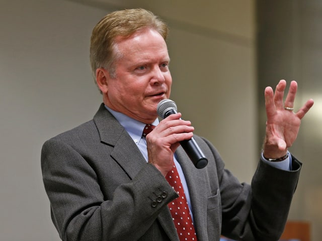 Jim Webb bei einer Rede.