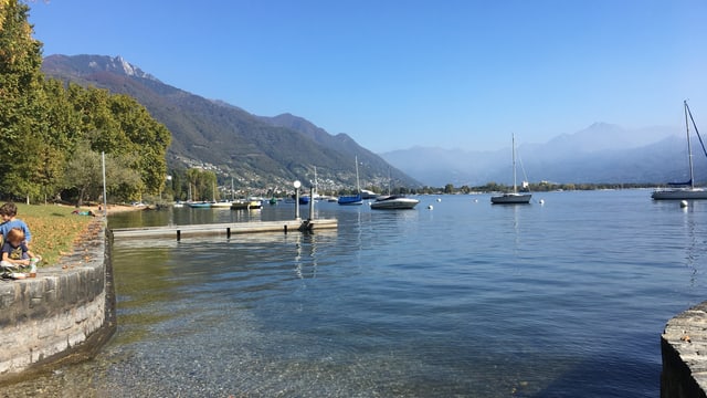 Leichter Dunst über dem sonst wolkenlosen Lago Maggiore. Leichter Dunst über dem sonst wolkenlosen Lago Maggiore.