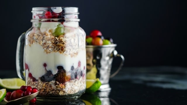 Müsli im Glas mit Joghurt und Beeren Müsli im Glas mit Joghurt und Beeren