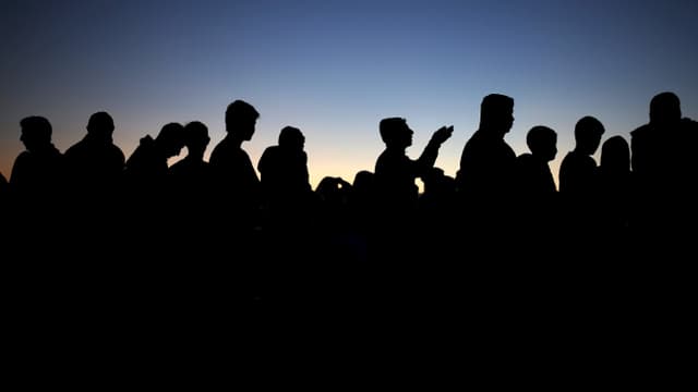 Migranten stehen in Griechenland in einer Schlange, 30. März 2016 Migranten stehen in Griechenland in einer Schlange, 30. März 2016