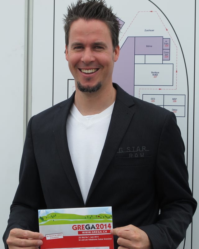 Der Messeleiter mit einem Programmheft in der Hand Der Messeleiter mit einem Programmheft in der Hand